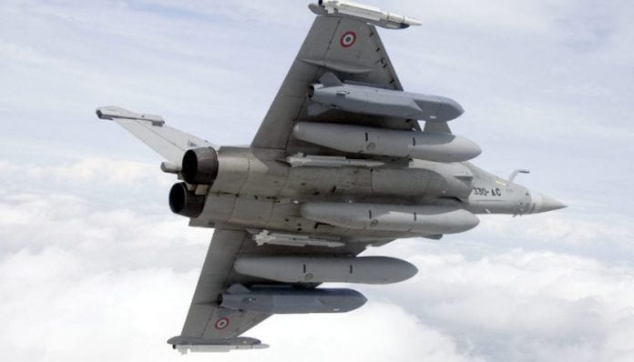 Rafale-de-lArmee-de-lAir-equipe-de-2-missiles-de-croisiere-SCALP-EG-et-de-4-missiles-MICA-840x480
