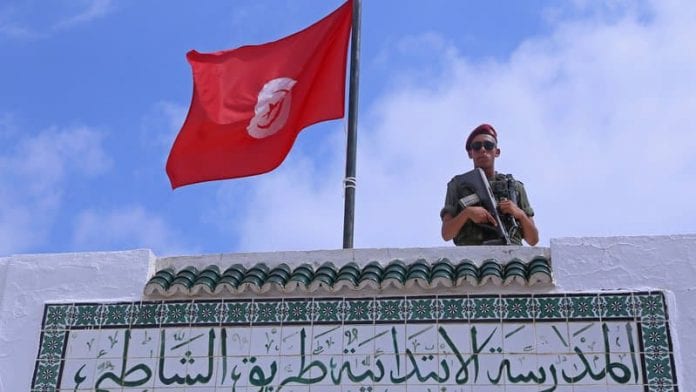 Un-membre-de-la-Garde-nationale-tunisienne-surveille-un-bureau-de-vote-a-Sousse-PHOTO-DILLUSTRATION-393109