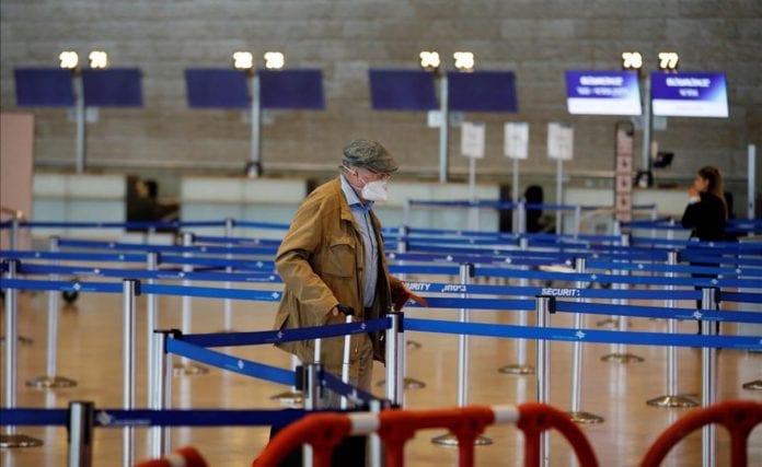 una-persona-con-mascarilla-aeropuerto-israeli-ben-gurion-1583829685493