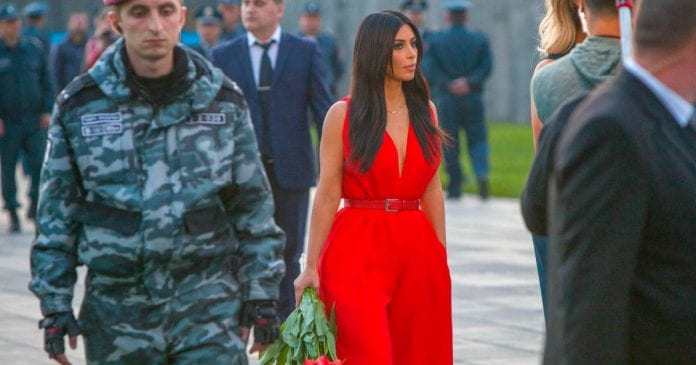 1301727-kim-kardashian-lors-de-son-sejour-en-opengraph_1200-2