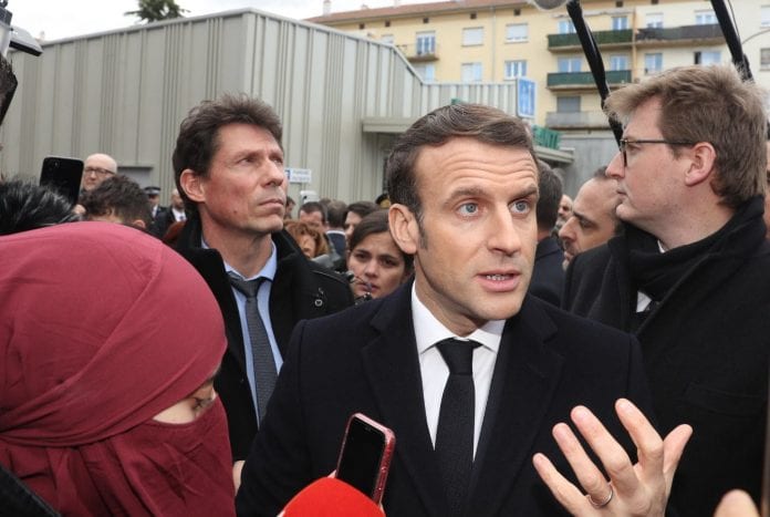 le-president-en-discussion-avec-des-habitants-de-bourtzwiller-photo-l-alsace-darek-szuster-1582028446