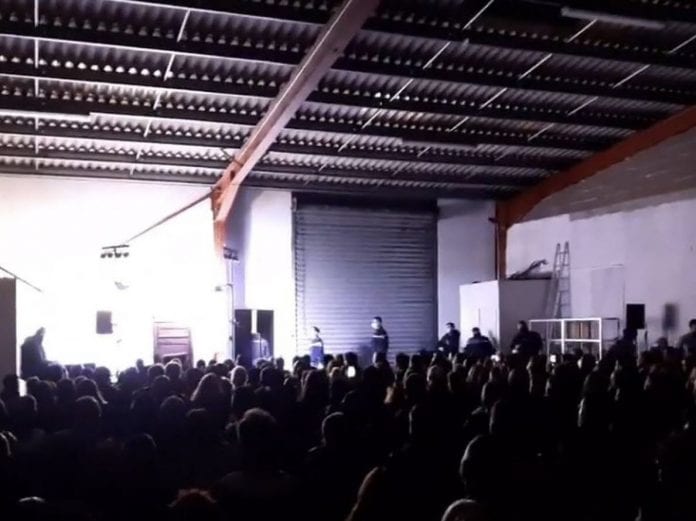les-gendarmes-sont-entres-dans-le-hangar-ou-200-a-300-personnes-etaient-entassees-pour-le-spectacle-non-declare-de-dieudonne-dr-copie-d-ecran-twitter-1602435377