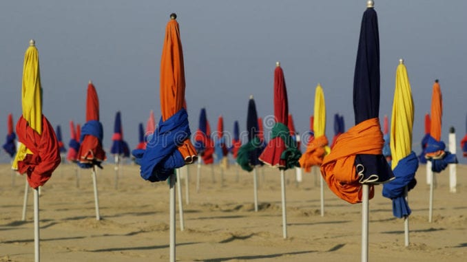 parasol-sur-la-plage-de-deauville-dans-normandie-34037510-678x381-1