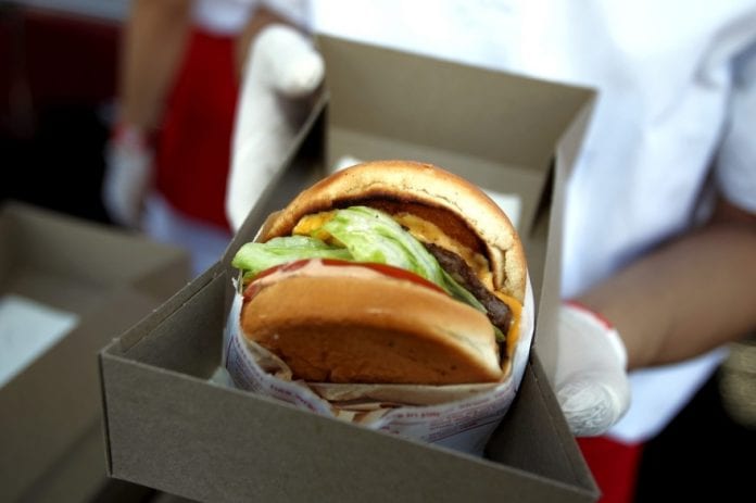 7800927621-les-burgers-in-n-out-sont-victimes-de-leur-succes