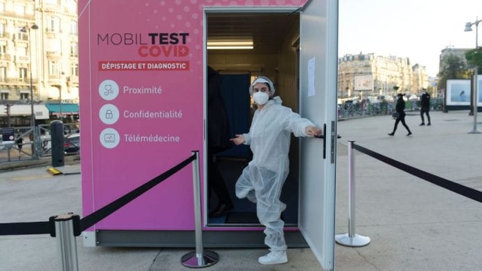 devant-un-stand-mobiltest-de-tests-au-covid-19-installe-par-la-sncf-vdevant-la-gare-de-lyon-a-paris-le-5-novembre-2020_6280770