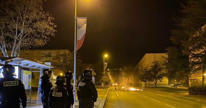 photo-1604752319