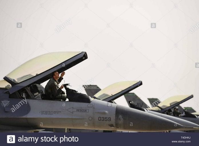 un-f-16c-fighting-falcon-pilote-de-la-555e-escadron-de-chasse-de-la-force-expeditionnaire-du-canada-effectue-une-verification-avant-vol-pendant-l-exercice-l-african-lion-2019-a-la-base-aerienne
