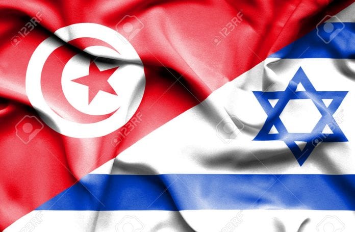 54426962-agitant-le-drapeau-d-israel-et-la-tunisie