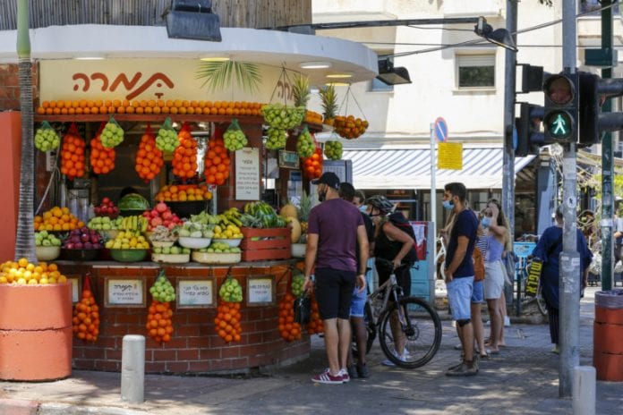 A-juice-bar-on-Tel-Avivs-Ben-Gurion-Boulevard-Credit_-Guy-Yechiely-768x512