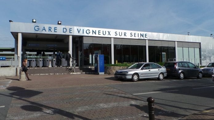 2048px-gare-de-vigneux-sur-seine-20130417-095448