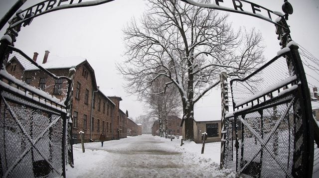 l-entree-du-camp-de-concentration-nazi-d-auschwitz-birkenau-le-25-janvier-2015_5919394