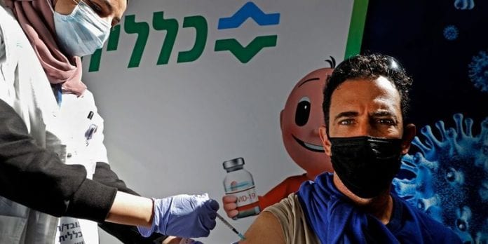En-Israel-la-ou-100-des-plus-de-60-ans-ont-ete-vaccines-on-voit-une-chute-de-40-des-hospitalisations