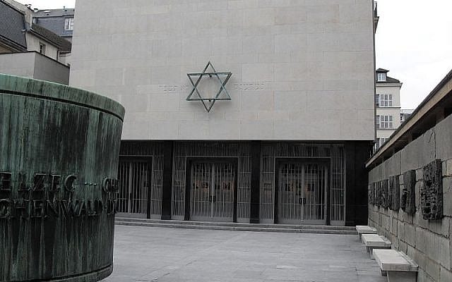 800px-Paris_Marais_Memorial_de_la_Shoah_cour-640x400