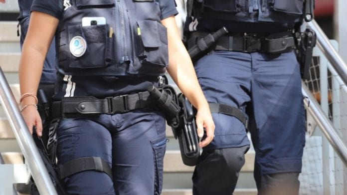 870x489_603fbecd52a31-police-arme-1