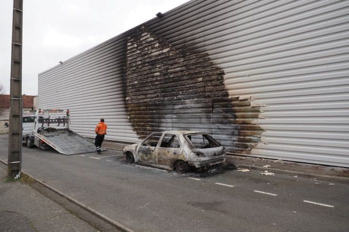 Voiture-brulee-parking-supermarche-Blois-cours-16-17-Mars-2021-marquee-violences-urbaines-suite-accident-route_0