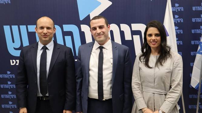 Yom-Tob-Kalfon-entoure-de-Benett-et-Shaked-pp-667x375
