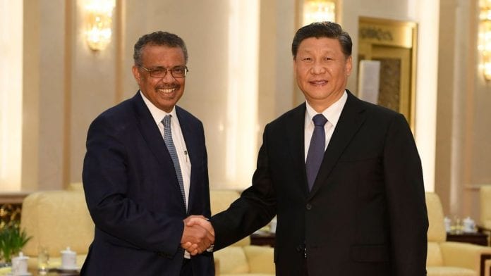 le-directeur-general-de-l-organisation-mondiale-de-la-sante-tedros-adhanom-serre-la-main-du-president-chinois-xi-jinping-avant-une-reunion-au-grand-palais-du-peuple-a-pekin-le-28-janvier-2020_6248344