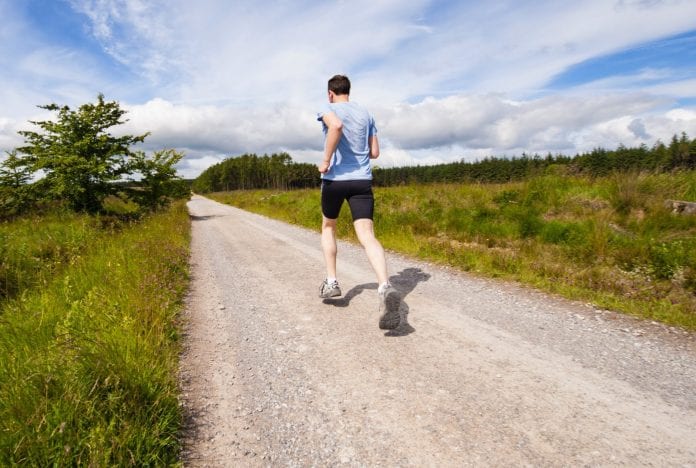 quel-que-soit-l-age-courir-de-longues-distances-est-benefique-pour-le-coeur-photo-jenny-hill-via-unsplash-1579169875