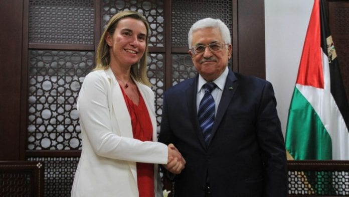Le-président-de-lAutorité-palestinienne-Mahmoud-Abbas-et-la-Chef-de-la-politique-étrangère-de-lUE-Ferica-Mogherini-à-Ramallah-le-8-novembre-2014-Crédit-STRFlash90