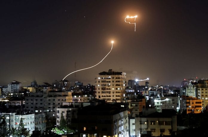 Le système antimissile israélien Dôme de fer intercepte des roquettes lancées depuis la bande de Gaza, le 16 mai 2021 (AFP)