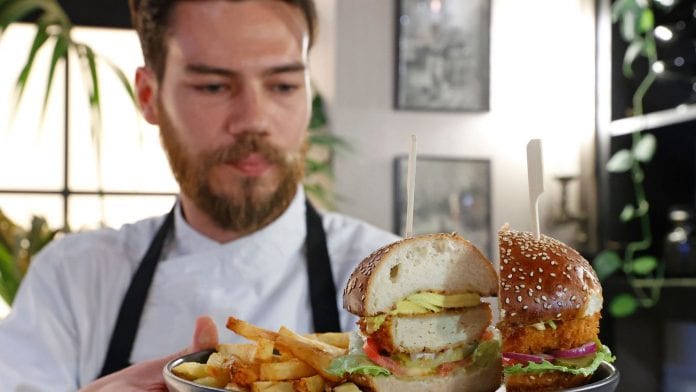 le-chef-israelien-shachar-yogev-sert-un-burger-avec-du-poulet-fabrique-en-laboratoire-dans-un-restaurant-a-ness-ziona-pres-de-tel-aviv-le-18-juin-2021_6312090