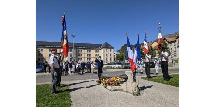 cedric-verline-sous-prefet-de-l-arrondissement-de-gap-a-fleuri-la-stele-en-memoire-des-victimes-des-crimes-racistes-et-antisemites-de-l-etat-francais-photos-le-dl-alain-baradat-1626622699