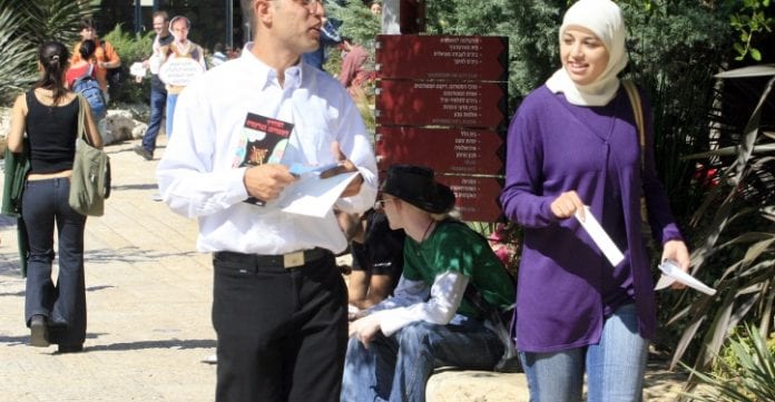 Etudiants-arabes-à-luni-heb-Olivier-Fitoussi-723x375
