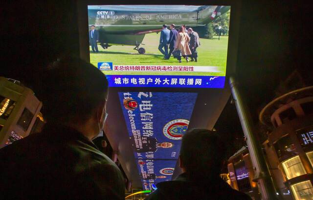640x410_passants-regardent-programme-information-television-etat-chinoise-pekin-2-octobre-2020