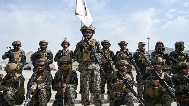 des-talibans-de-l-unite-badri-a-l-aeroport-de-kaboul-apres-le-depart-d-afghanistan-des-derniers-soldats-americains-le-31-aout-2021_6320960