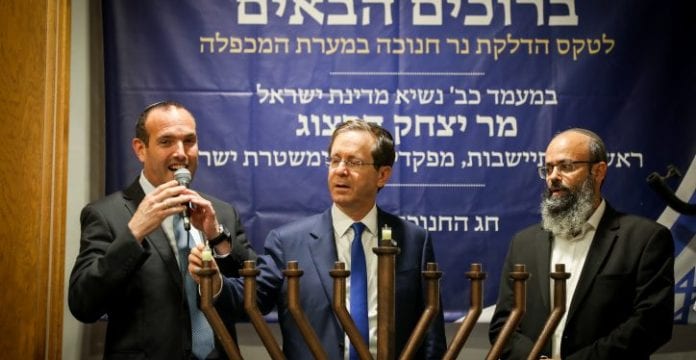 Itshak-Herzog-allume-a-Hevron-GE-724x375