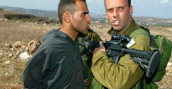 Soldat-qui-arrete-un-provocateur-OF-723x375