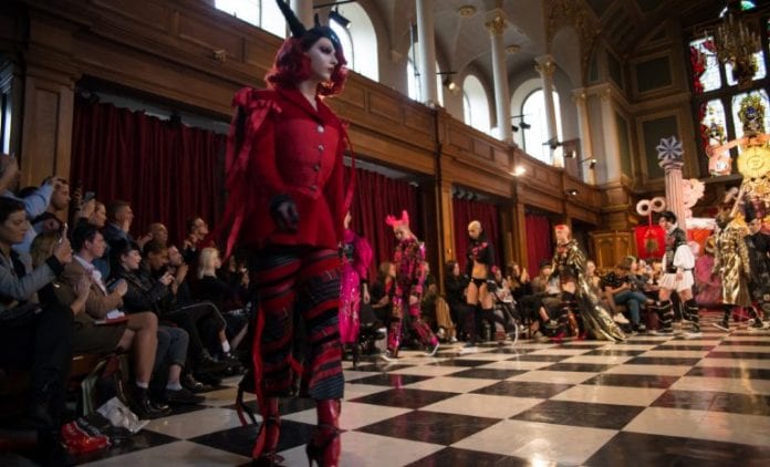 defile-eglise-Dilara-Findikoglu-londres-768x466