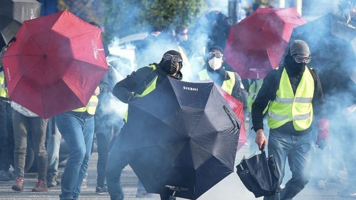 des-manifestants-anti-zemmour-tentent-de-s-approcher-du-zenith-de-nantes-le-30-octobre-2021_6328728