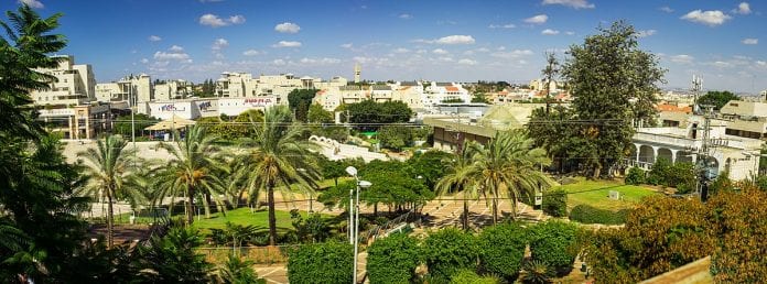 1200px-תמונה_פנורמית_של_בית_אהרונוביץ'_ורחבת_קניון_ערים