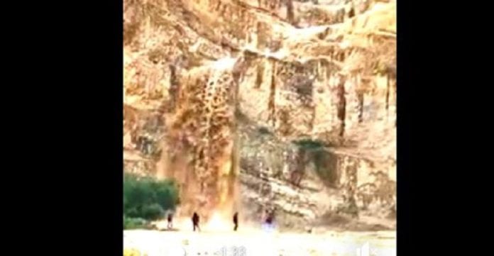 Les-pluies-donnent-naissance-à-une-cascade (1)