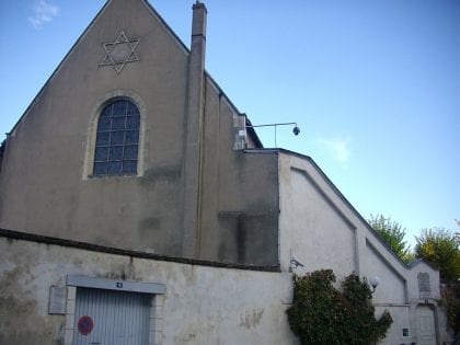 Synagogue-dOrleans.-Photo-de-Fab5669-Wikipedia-420x315