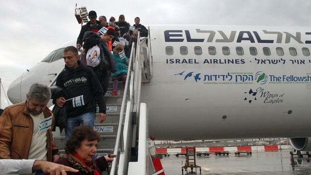 des-juifs-venant-d-ukraine-arrivent-a-l-aeroport-international-de-lod-ils-viennent-immigrer-en-israel-le-22-decembre-2014_5179953