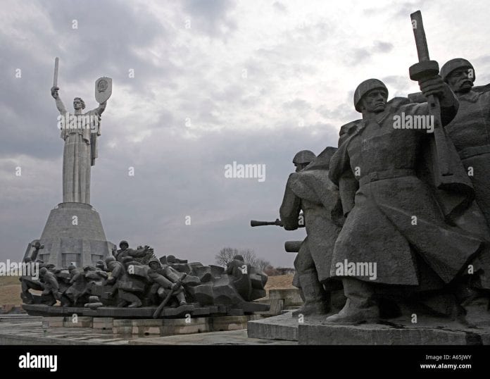 kiev-ukraine-musee-national-de-l-histoire-de-la-grande-guerre-patriotique-le-monument-de-la-patrie-et-tableau-a65jwy
