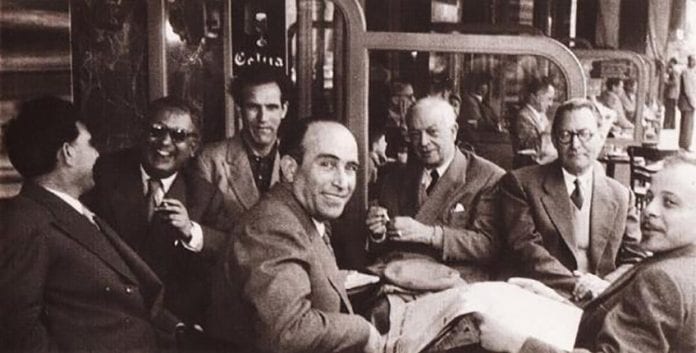 les_peintres_de_lecole_de_tunis_emmanuel_bocchieri_yahia_turki_ammar_farhat_mifsud_moses_levy_pierre_boucherle_et_abdelaziz_gorgi_attables_a_la_terrasse_du_cafe_de_paris._tunis_1953