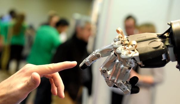 un-homme-va-toucher-la-main-du-robot-svh-le-19-novembre-2014-a-madrid_5343335-1