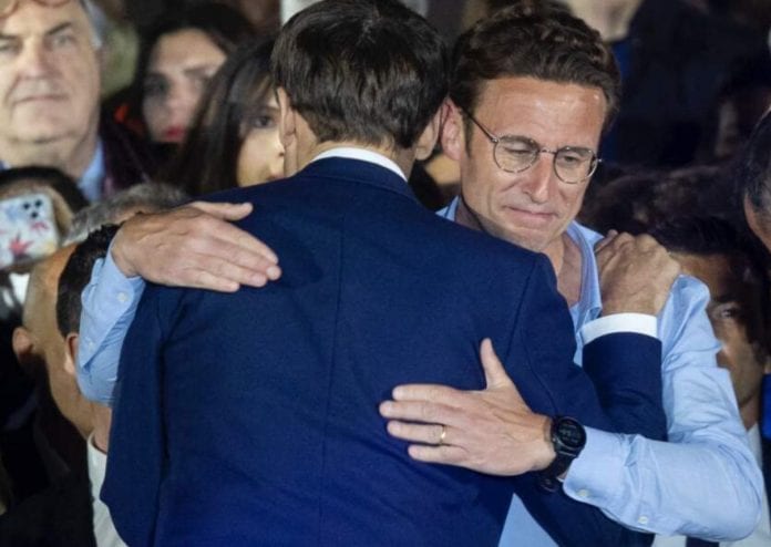 2022-04-25 21_50_47-Franches accolades et regards émus Emmanuel Macron et son frère Laurent très com