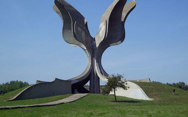 Monument-à-la-mémoire-des-victimes-de-Jasenovac-en-Croatie-Crédit-Bern-Bartsch-Wikimedia-commons-CC-BY-SA-3.0-640x400