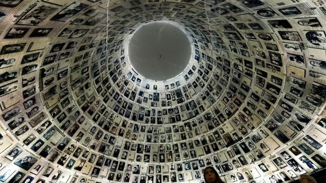 des-visiteurs-regardent-le-mur-recensant-les-noms-et-visages-de-victimes-de-la-shoah-au-memorial-de-yad-vashem-le-20-janvier-2020-a-jerusalem_6246452