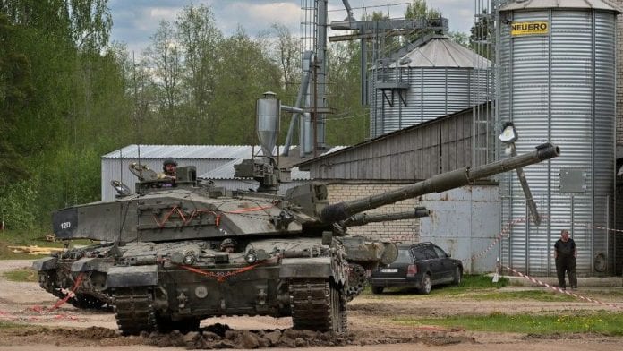 des-chars-britanniques-participent-a-des-manoeuvres-pendant-l-exercice-otan-hedgehog-a-la-frontiere-entre-l-estonie-et-la-lettonie-le-25-mai-2022_6357512