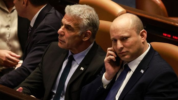 le-ministre-israelien-des-affaires-etrangeres-yair-lapid-a-gauche-et-le-premier-ministre-sortant-naftali-bennett-assistent-a-une-reunion-a-la-knesset-arlement-a-jerusalem-le-30-juin-2022_6357802
