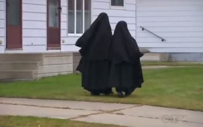Des-filles-de-la-secte-Lev-Tahor-à-Chatham-Ontario-Crédit-capture-décran-YouTube-1024x640