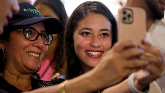 l-influenceuse-et-candidate-aux-legislatives-israeliennes-hadar-muchtar-d-se-fait-photographier-avec-des-personnes-rencontrees-sur-un-marche-de-jerusalem-le-29-septembre-2022_6370314