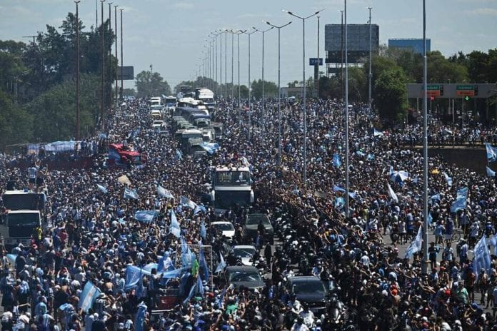 ARGENTINA-FBL-WC-2022-FANS