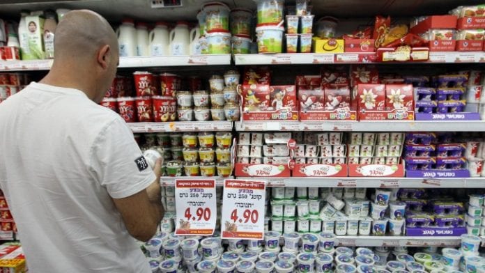 Un-homme-au-supermarché-Crédit-Nati-ShohatFlash90