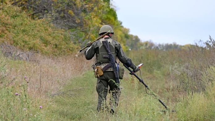 Un-soldat-ukrainien-verifiant-la-presence-de-mines-potentielles-sur-un-chemin-dans-la-region-de-Kharkiv-en-septembre-2022-1523181